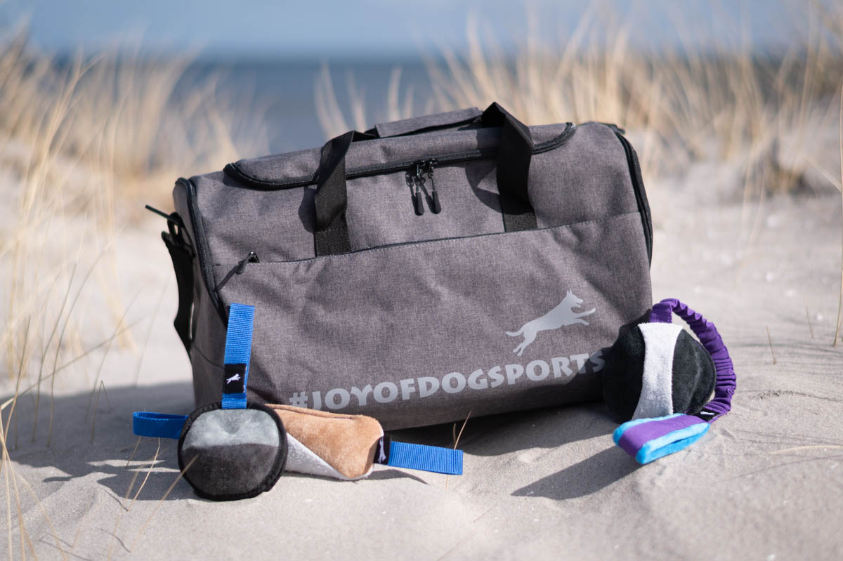 ReissuPakki harmaa-musta lelujen kanssa