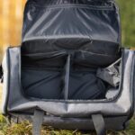 ReissuPakki musta valiseina ja iso osasto